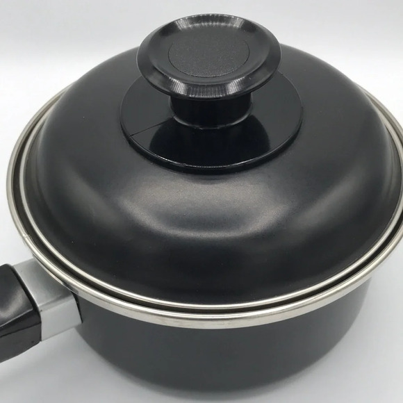 Small nonstick black saucepan with lid - Picture 3 of 7